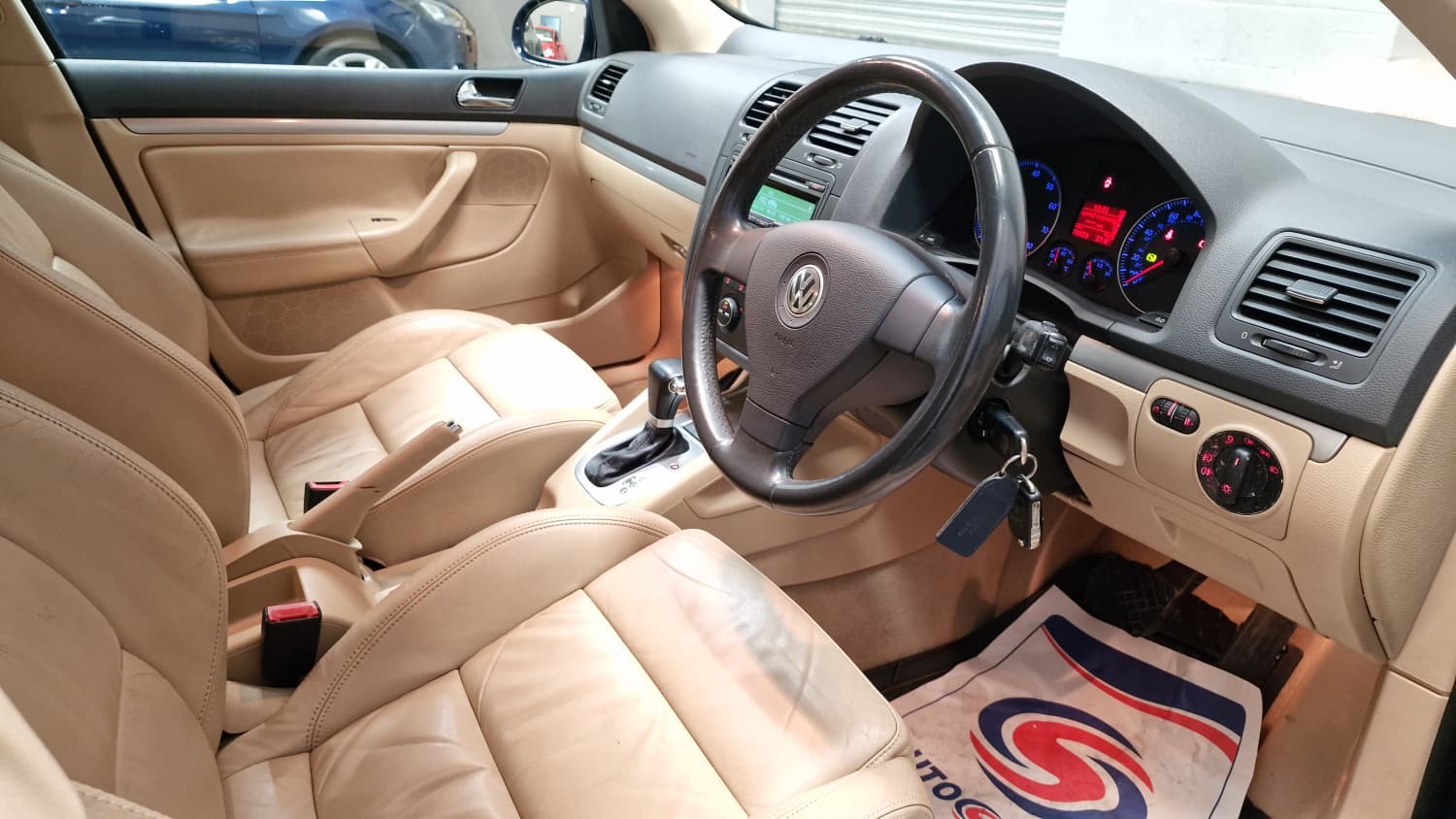 Volkswagen Golf - Image 11