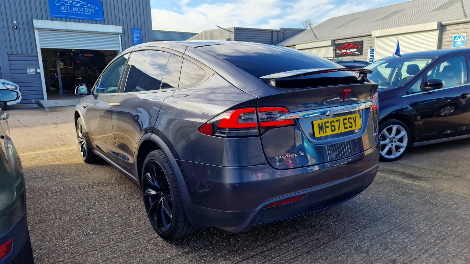 Tesla Model X - Image 10