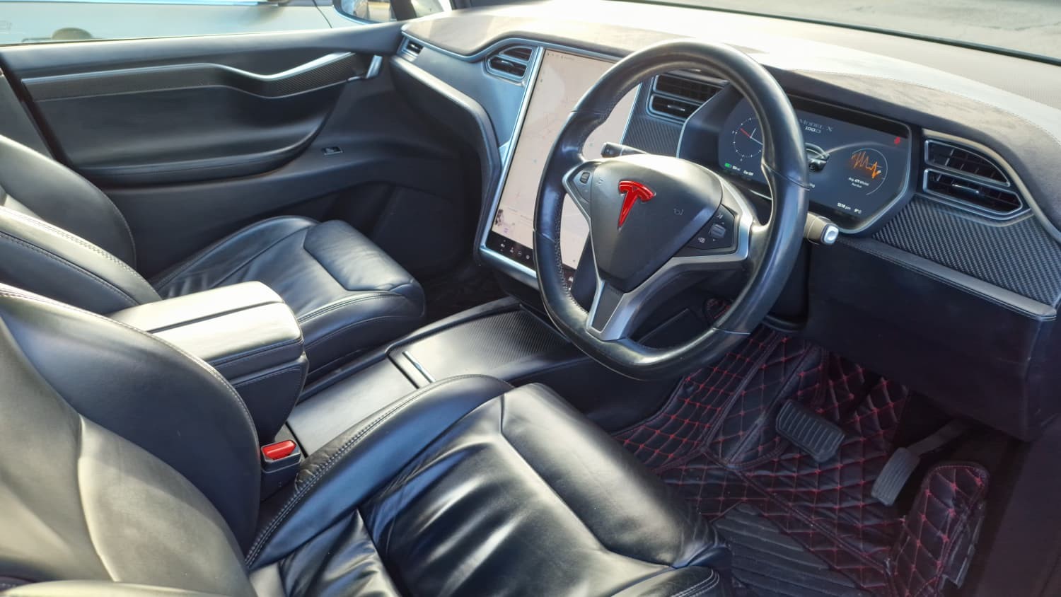 Tesla Model X - Image 11
