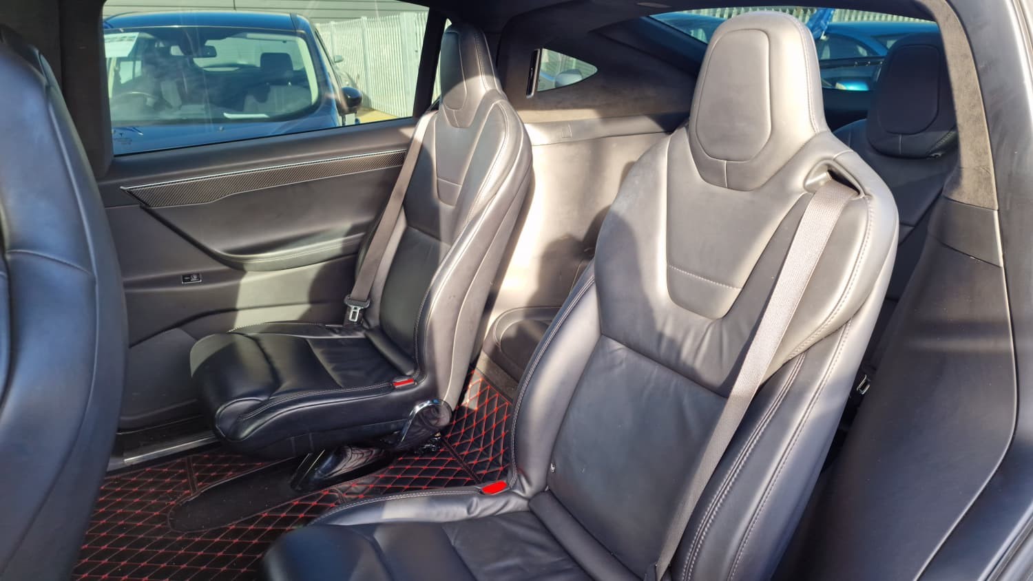 Tesla Model X - Image 13