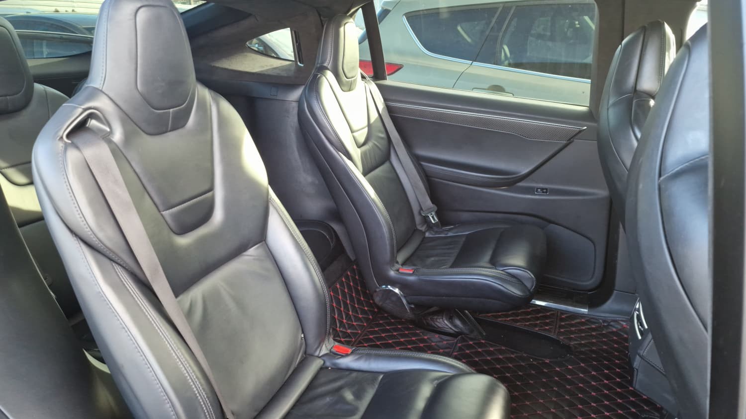 Tesla Model X - Image 14