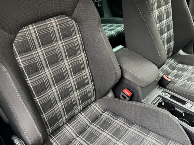 Volkswagen Golf - Image 20