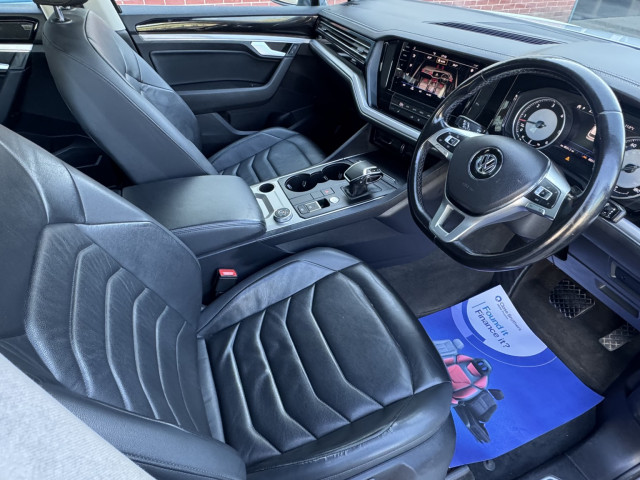 Volkswagen Touareg - Image 11
