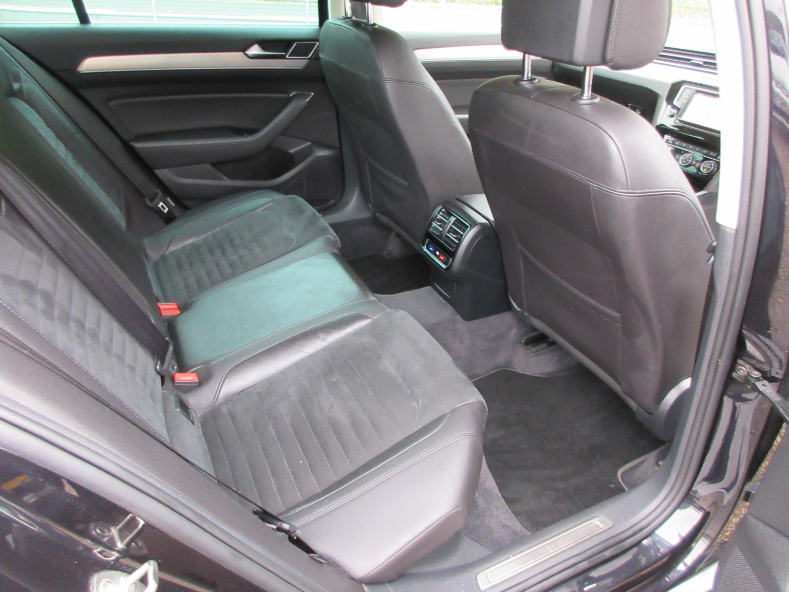 Volkswagen Passat - Image 16