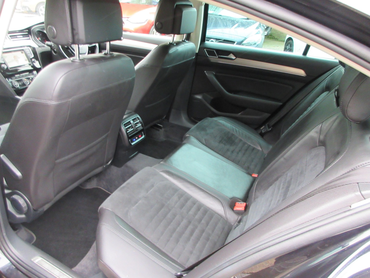Volkswagen Passat - Image 17