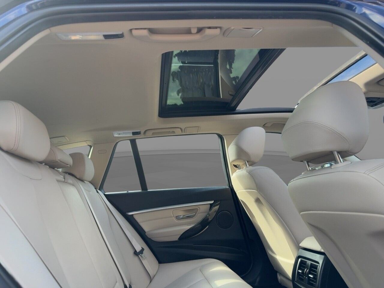 Bmw 3 Series 320I Luxury - Image 2