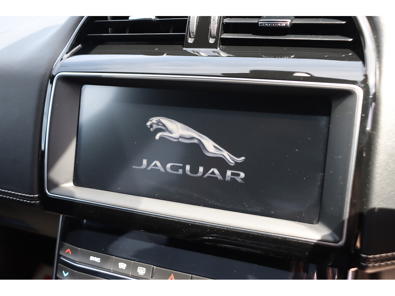 Jaguar Xe I R Sport - Image 6
