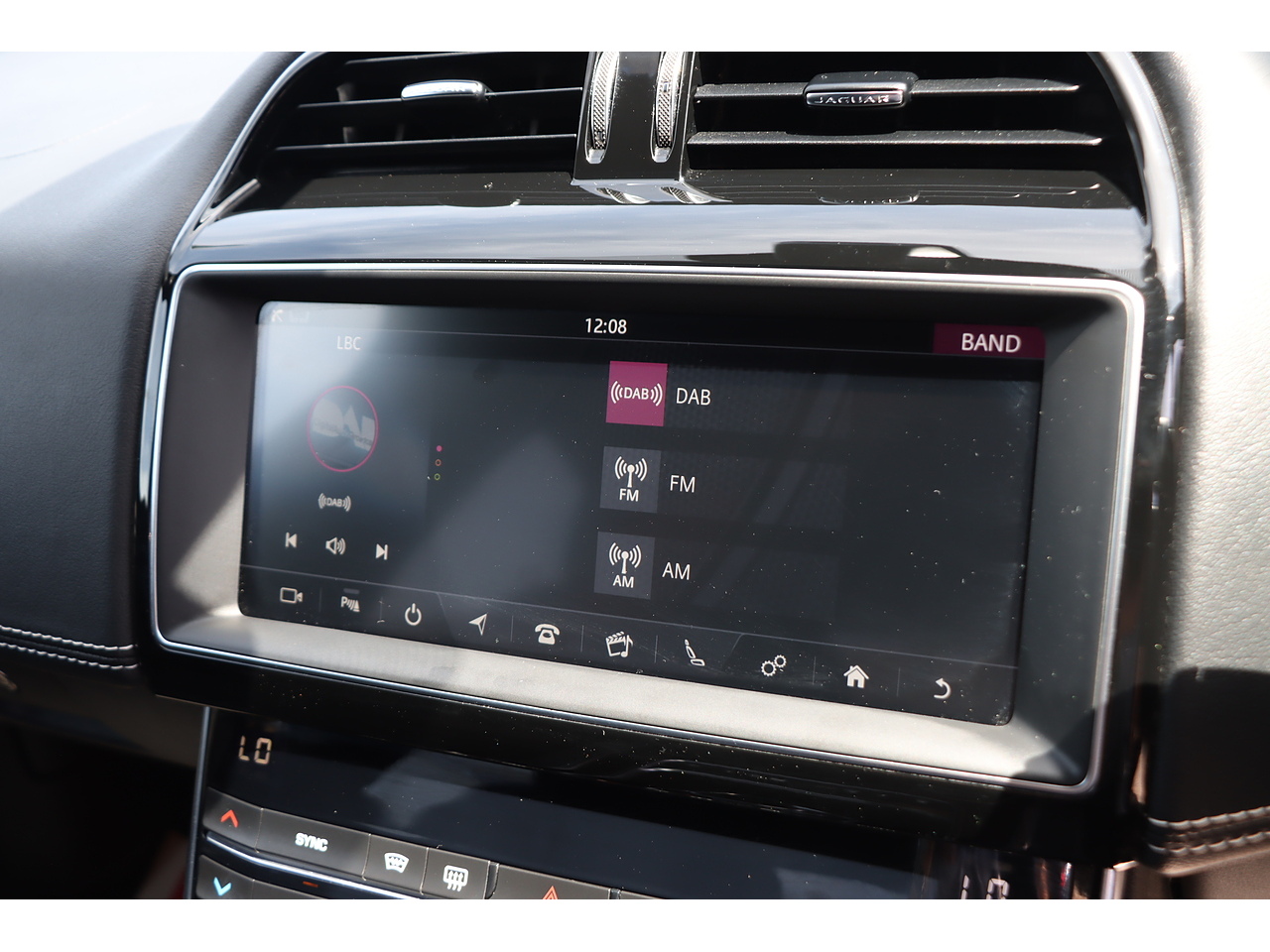 Jaguar Xe I R Sport - Image 13