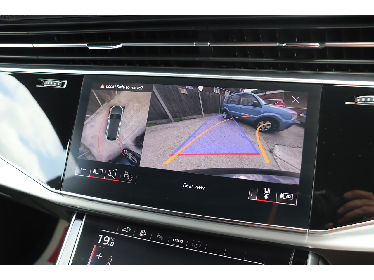 Audi Q8 Tfsie V6 S Line - Image 12