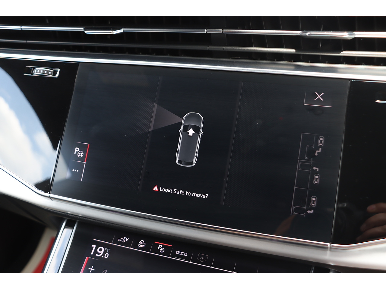Audi Q8 Tfsie V6 S Line - Image 18
