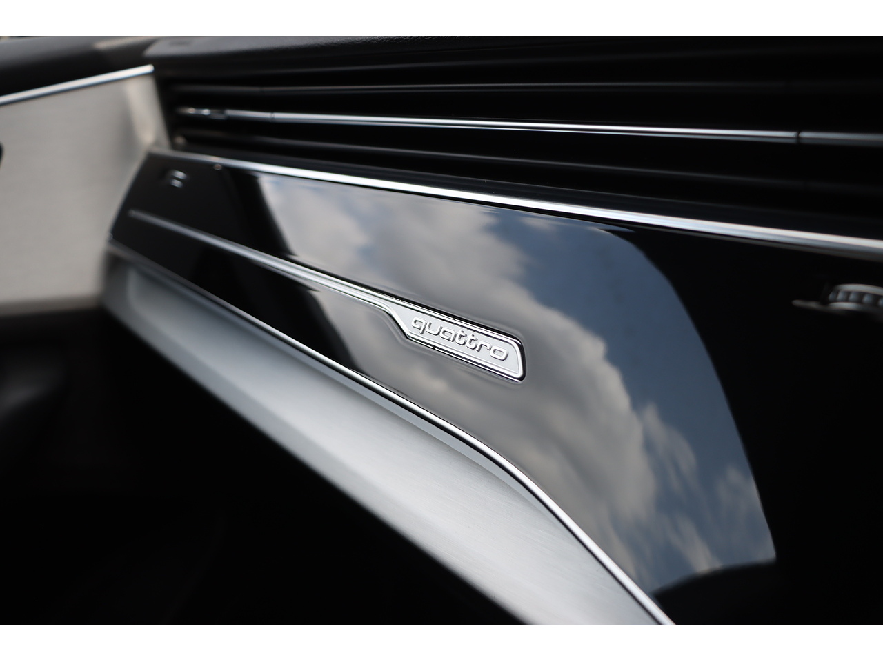 Audi Q8 Tfsie V6 S Line - Image 20