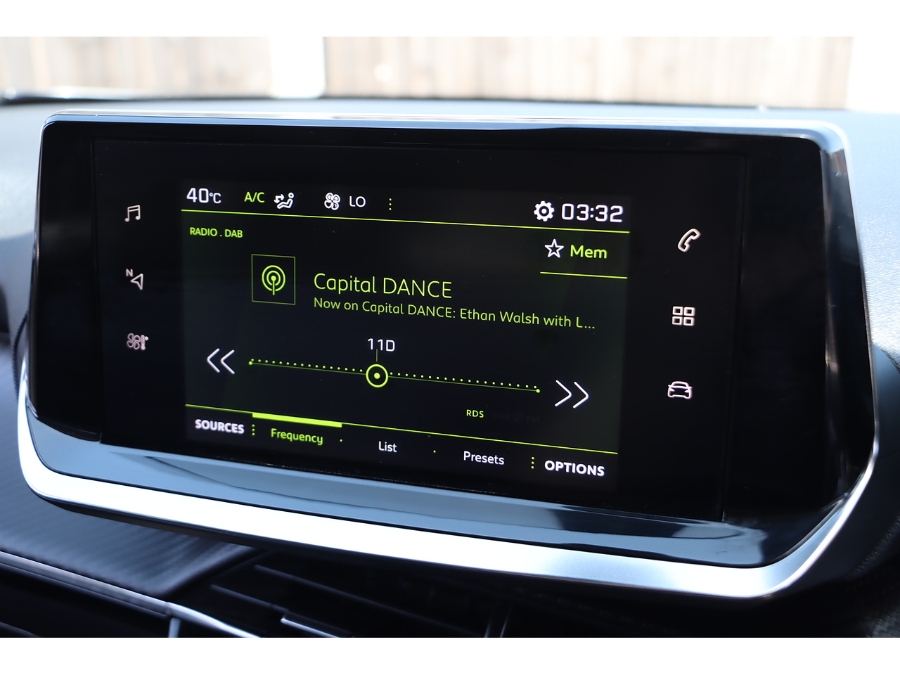 Peugeot 2008 Puretech Allure Premium - Image 11