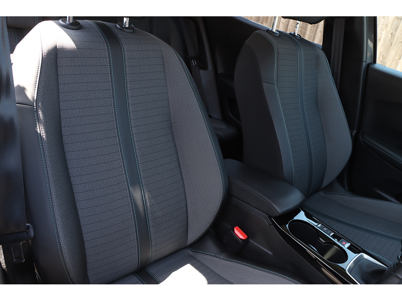 Peugeot 2008 Puretech Allure Premium - Image 19