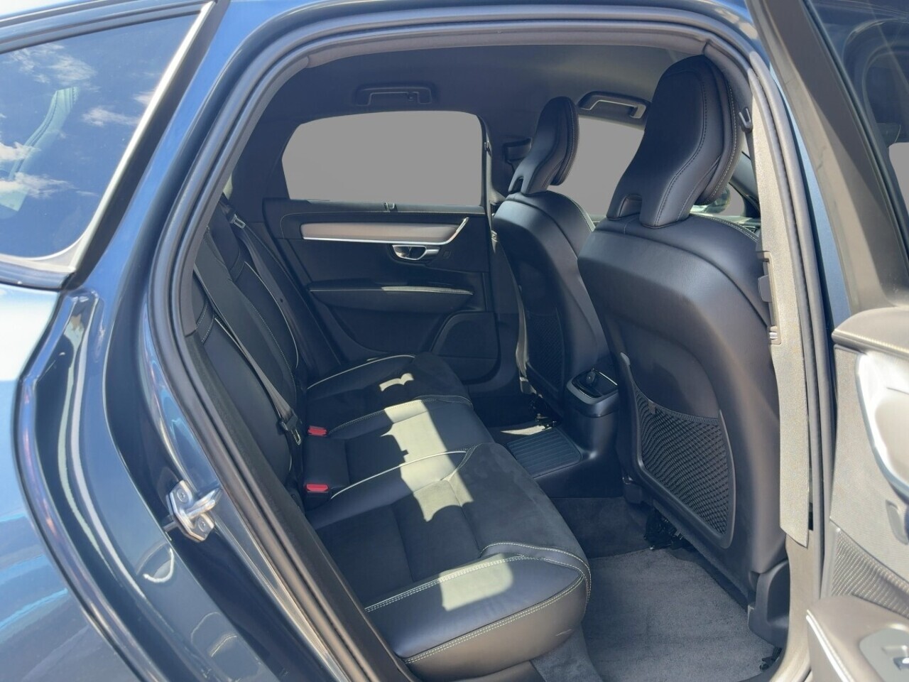 Volvo S90 H T8 R Design - Image 12