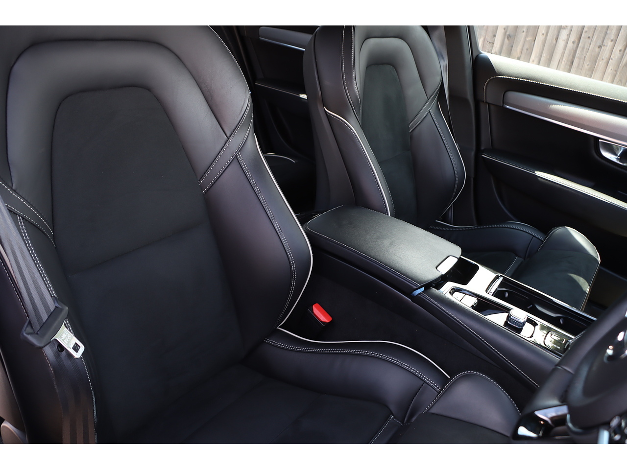 Volvo S90 H T8 R Design - Image 14