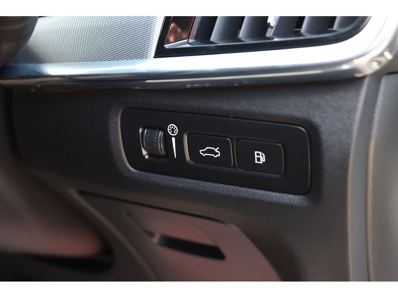 Volvo S90 H T8 R Design - Image 16