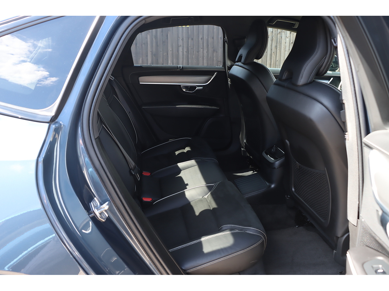 Volvo S90 H T8 R Design - Image 18