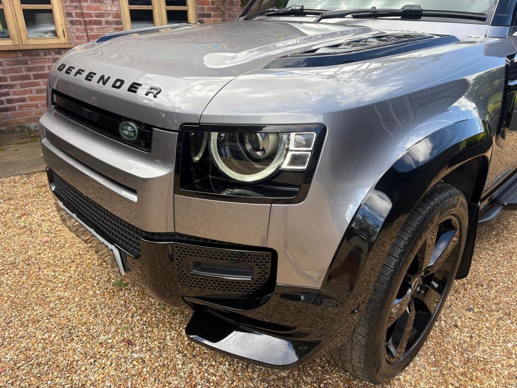 Land Rover Defender 90 3.0 SE Hardtop - Image 9