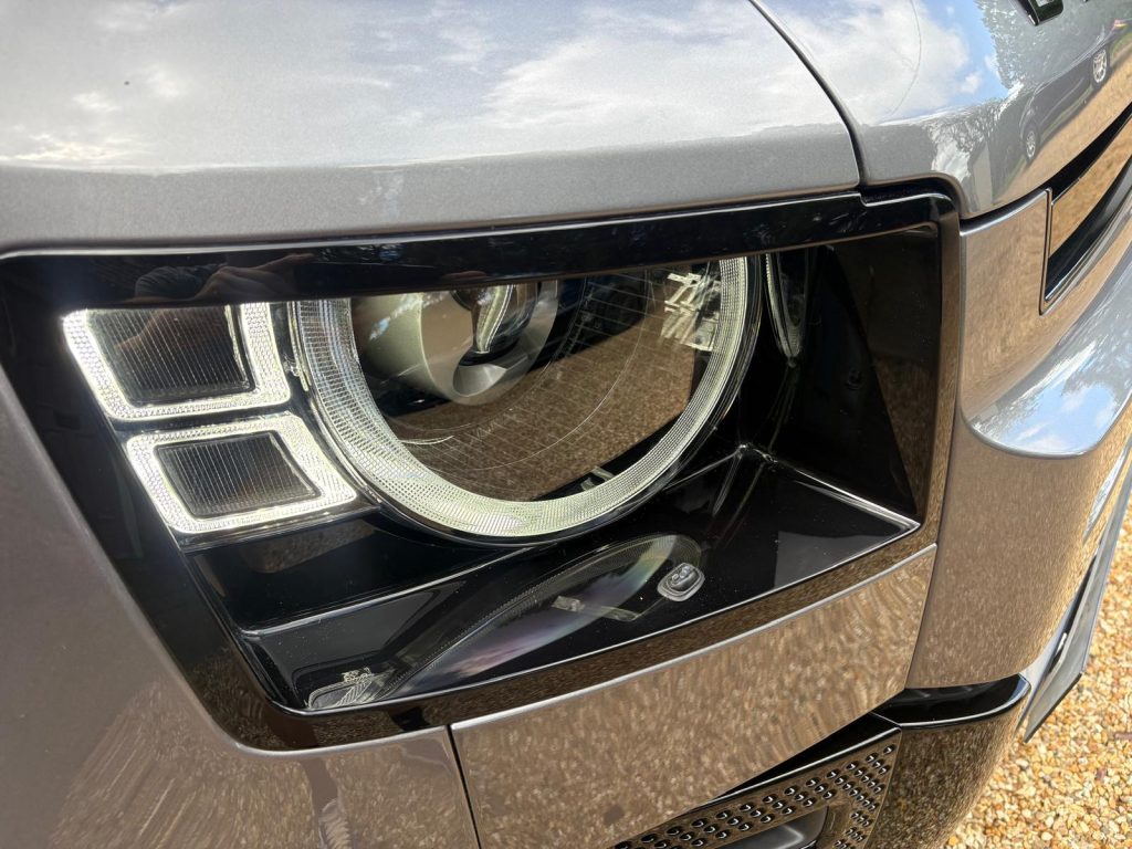 Land Rover Defender 90 3.0 SE Hardtop - Image 10