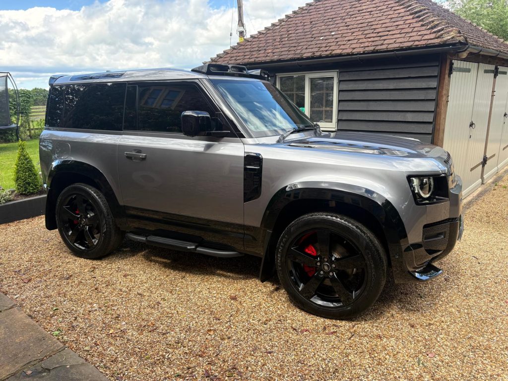 Land Rover Defender 90 3.0 SE Hardtop - Image 11