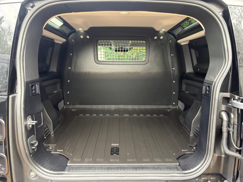 Land Rover Defender 90 3.0 SE Hardtop - Image 13