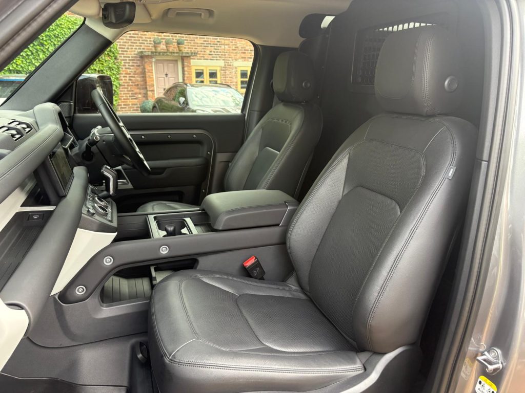 Land Rover Defender 90 3.0 SE Hardtop - Image 14