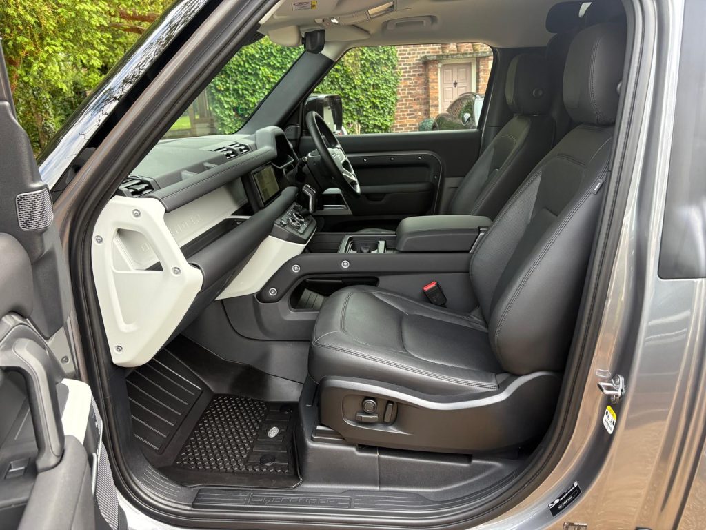 Land Rover Defender 90 3.0 SE Hardtop - Image 15