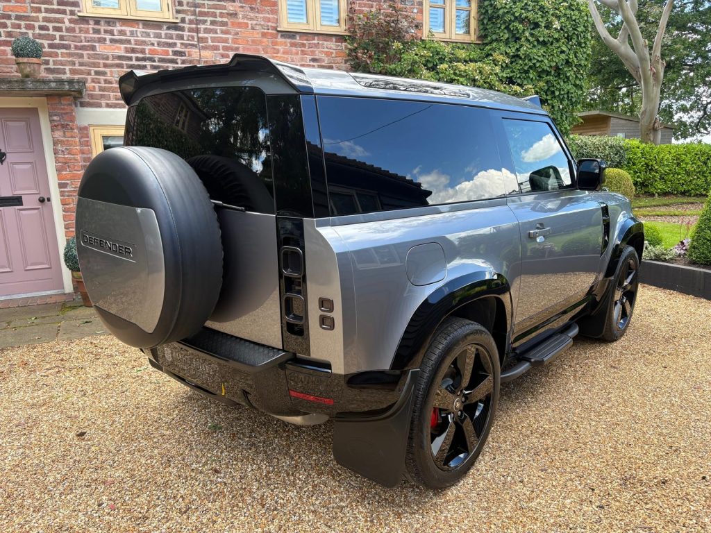 Land Rover Defender 90 3.0 SE Hardtop - Image 19