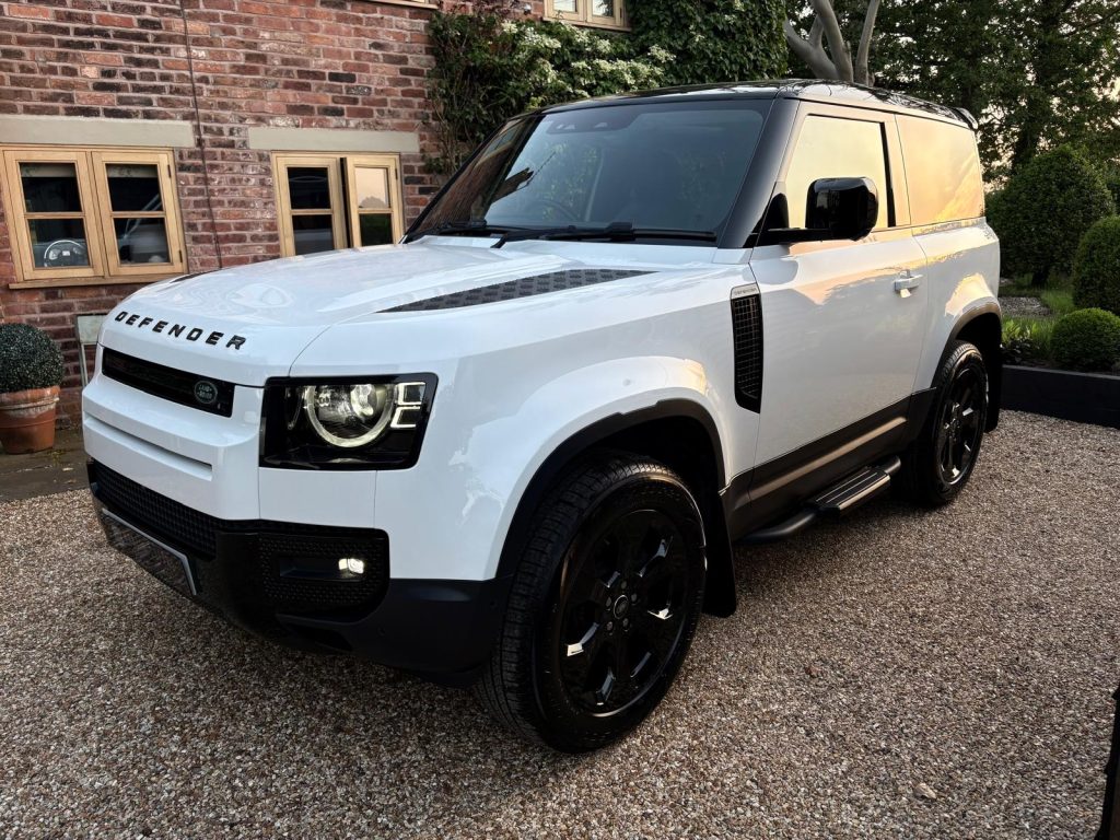 Land Rover Defender 90 D250 SE Hardtop