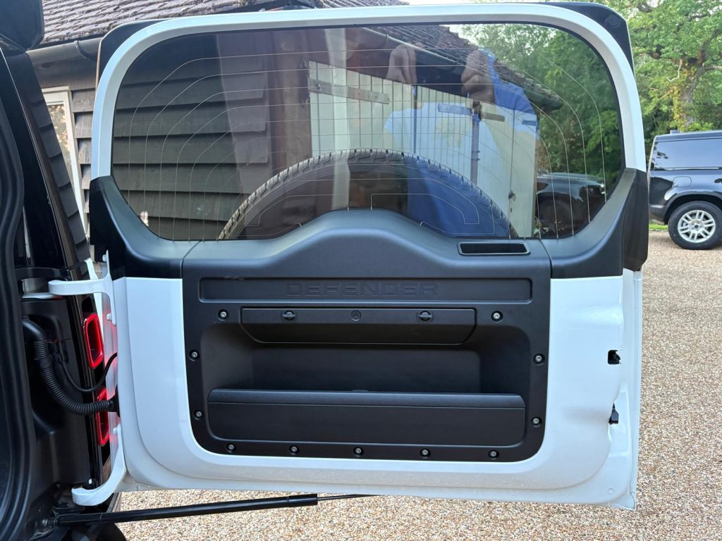 Land Rover Defender 90 D250 SE Hardtop - Image 5