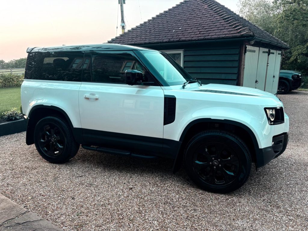 Land Rover Defender 90 D250 SE Hardtop - Image 13