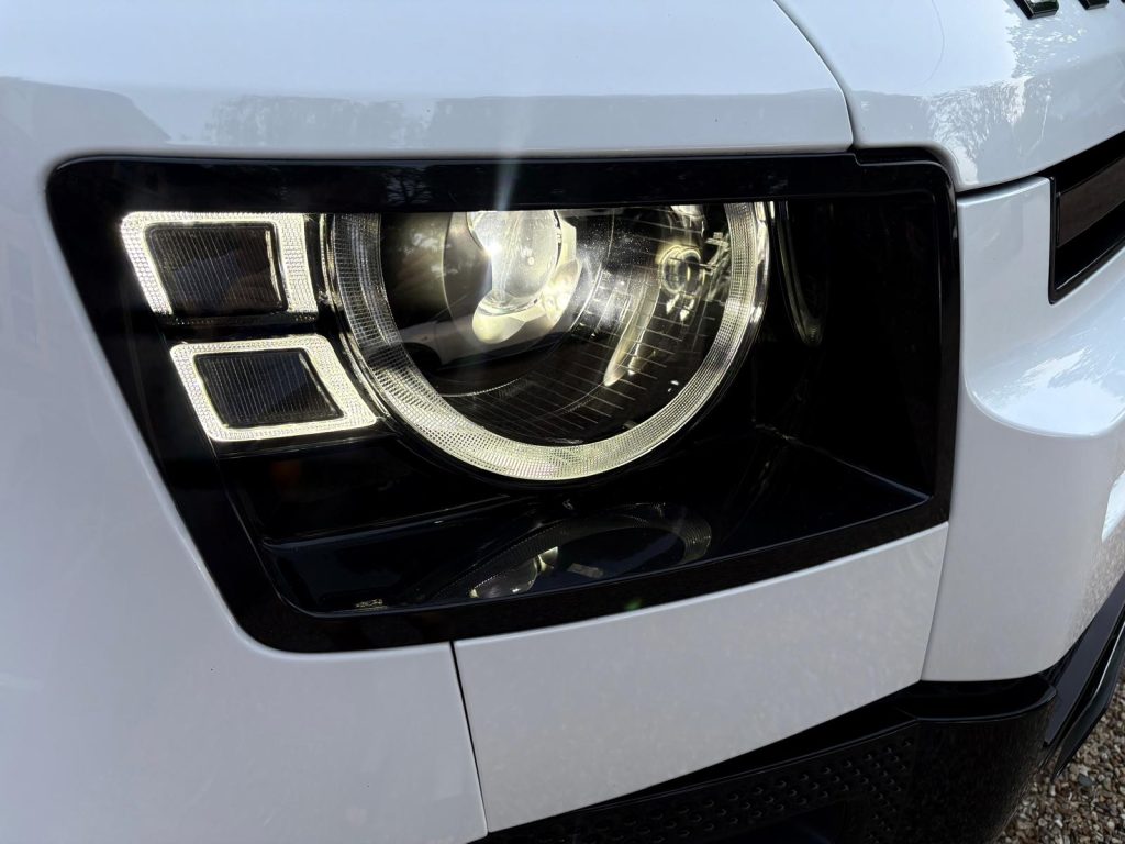 Land Rover Defender 90 D250 SE Hardtop - Image 14