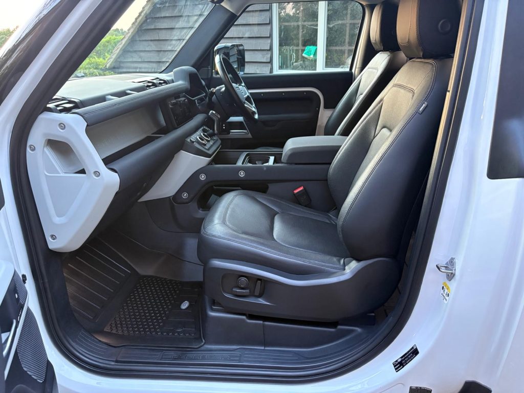 Land Rover Defender 90 D250 SE Hardtop - Image 17