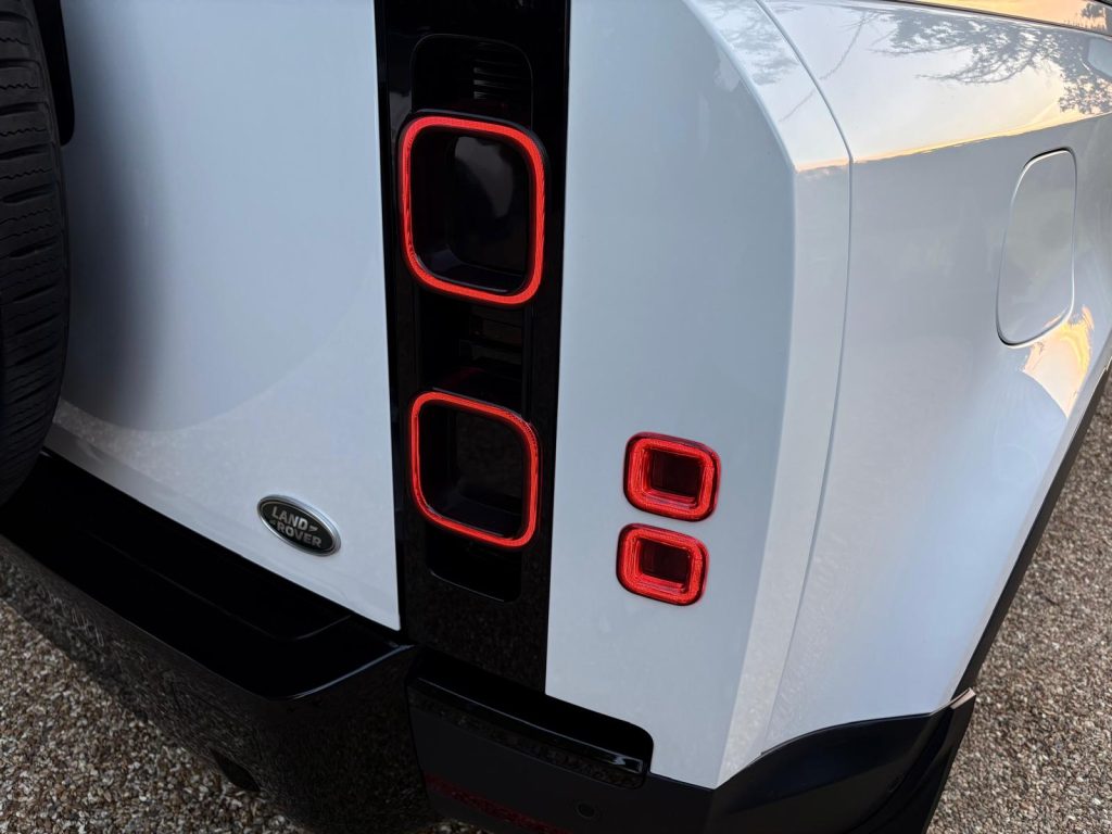 Land Rover Defender 90 D250 SE Hardtop - Image 18