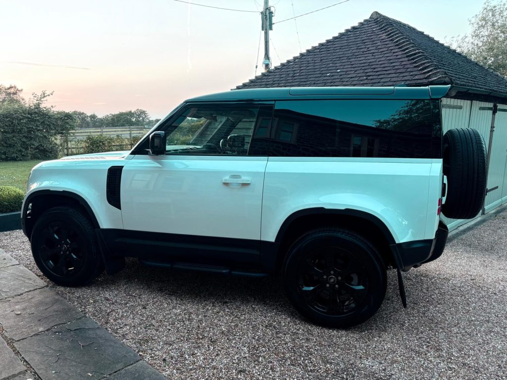 Land Rover Defender 90 D250 SE Hardtop - Image 19