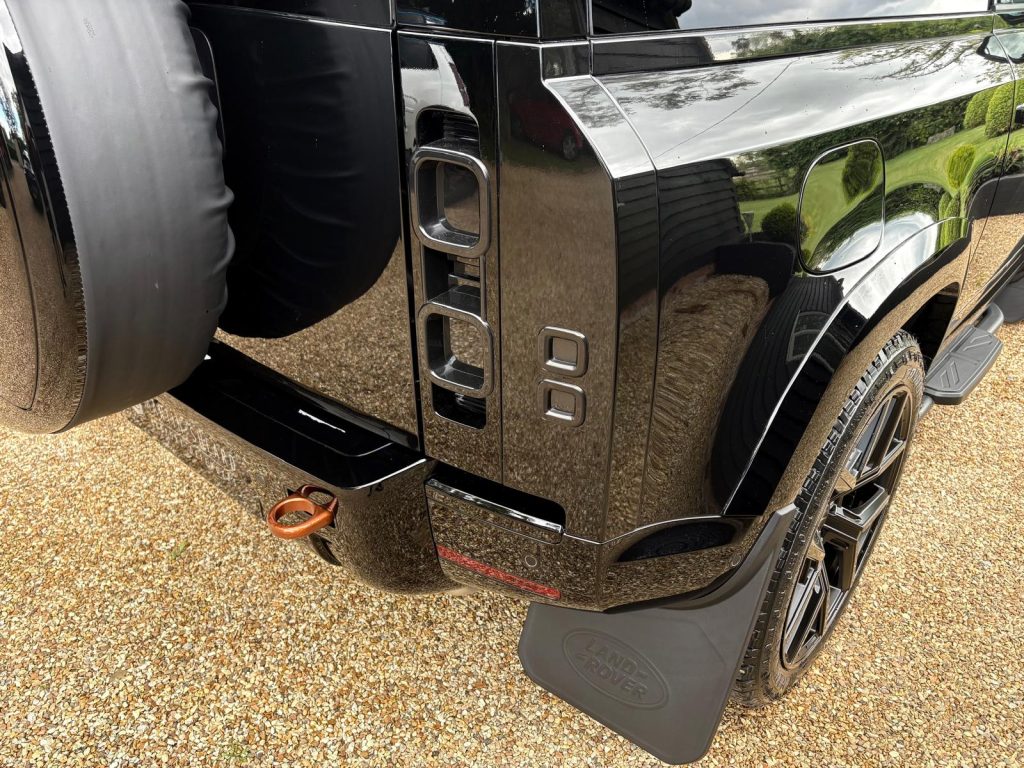 Land Rover Defender 90 3.0 D350 X Dynamic HSE - Image 3
