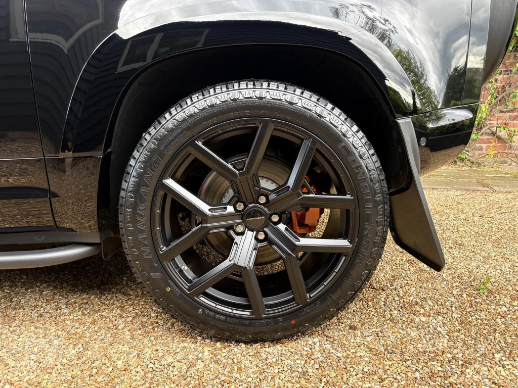 Land Rover Defender 90 3.0 D350 X Dynamic HSE - Image 10