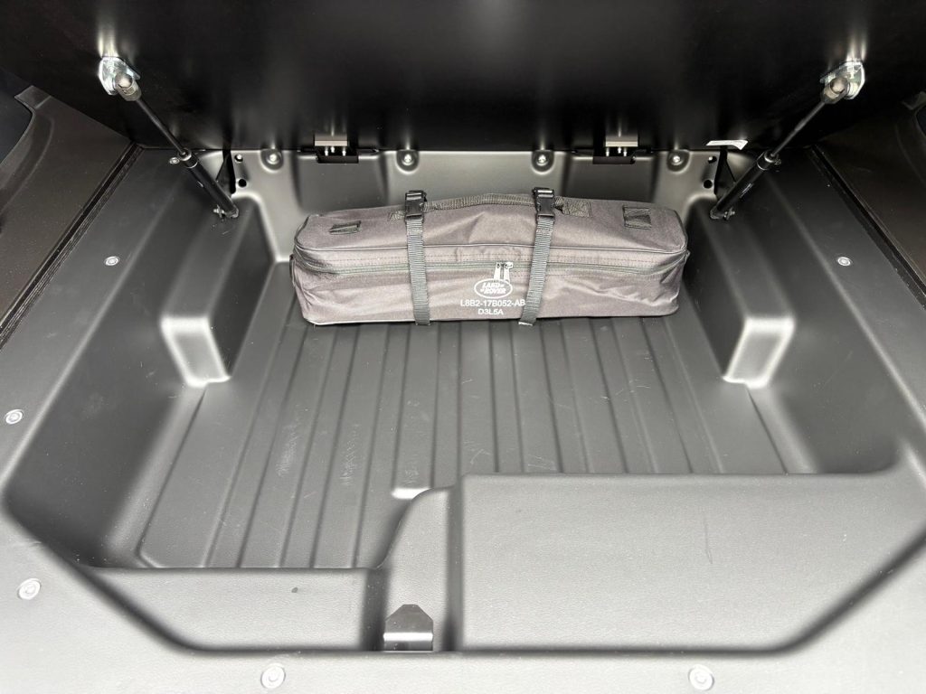 Land Rover Defender 90 X Dynamic SE Hardtop - Image 14
