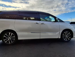 Toyota Estima 2.4L Premuim Edition - Image 14