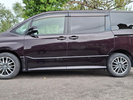 Toyota Voxy Zs 2.0L Vvti - Image 9