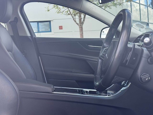 Jaguar Xe Prestige I Auto - Image 19