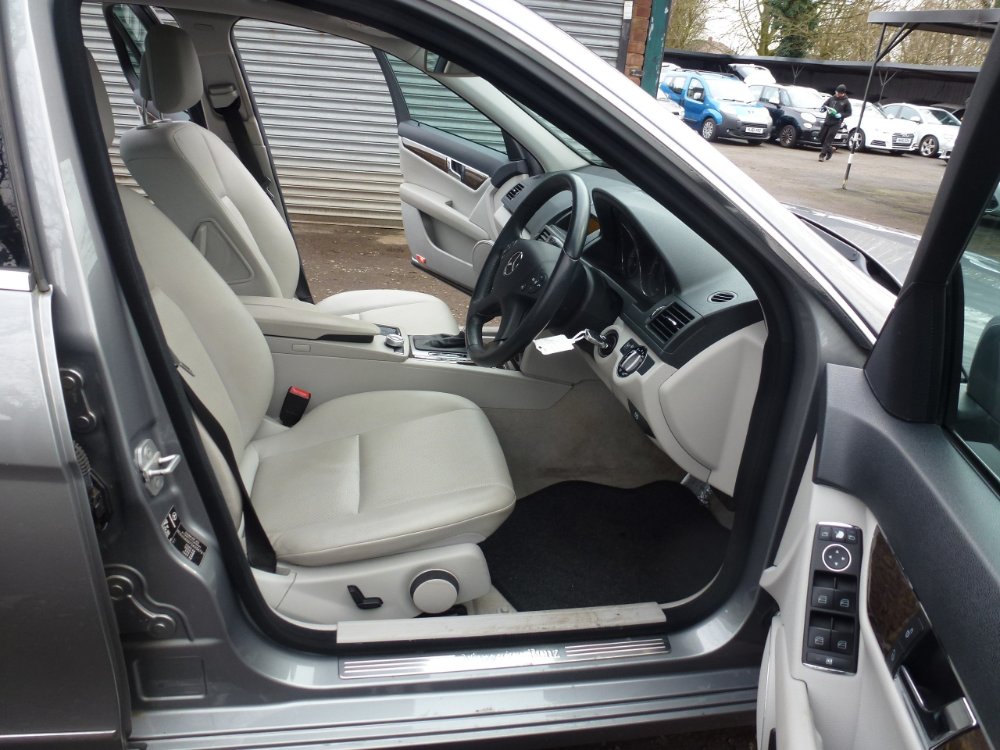 Mercedes-Benz C Class 2.1 C200 CDI Elegance Saloon 4dr Diesel Auto Euro 4 (136 ps) - Image 9