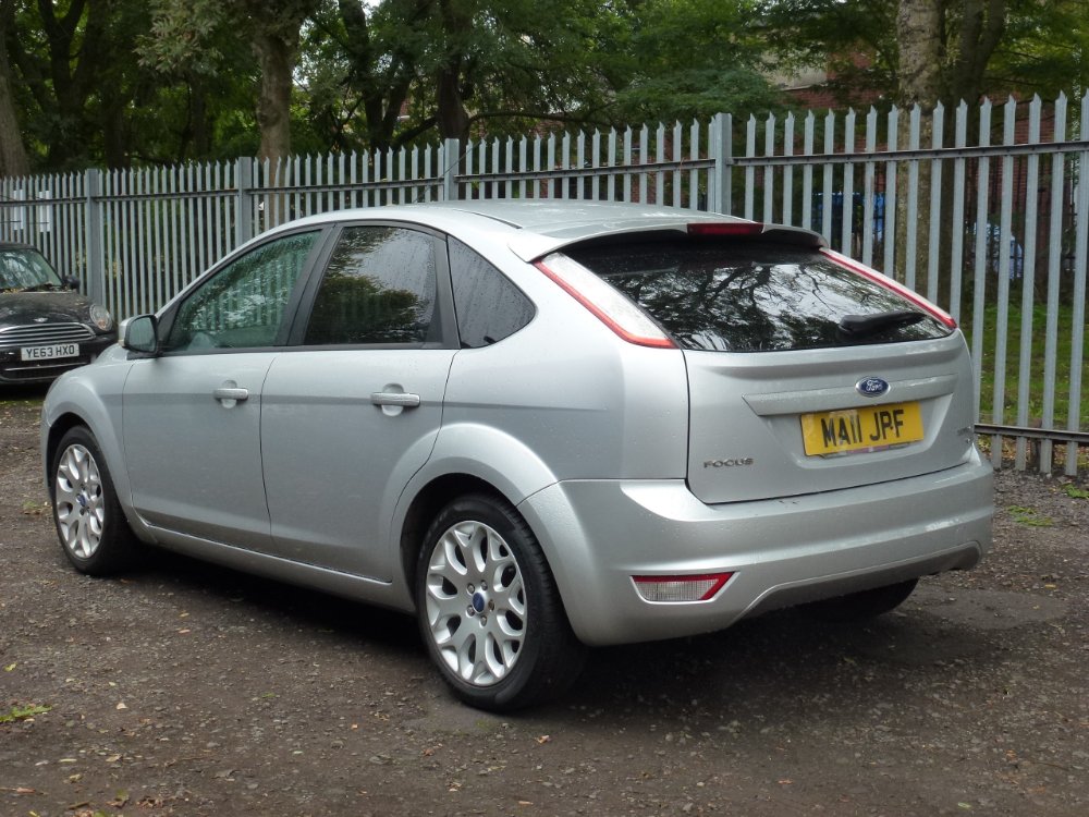 Ford Focus 1.6 Zetec Hatchback 5dr Petrol Manual (159 g/km, 99 bhp) - Image 3