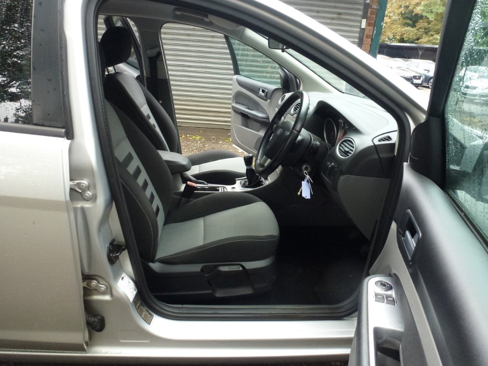 Ford Focus 1.6 Zetec Hatchback 5dr Petrol Manual (159 g/km, 99 bhp) - Image 9