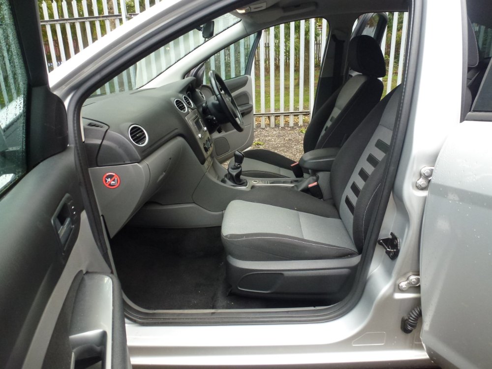 Ford Focus 1.6 Zetec Hatchback 5dr Petrol Manual (159 g/km, 99 bhp) - Image 11