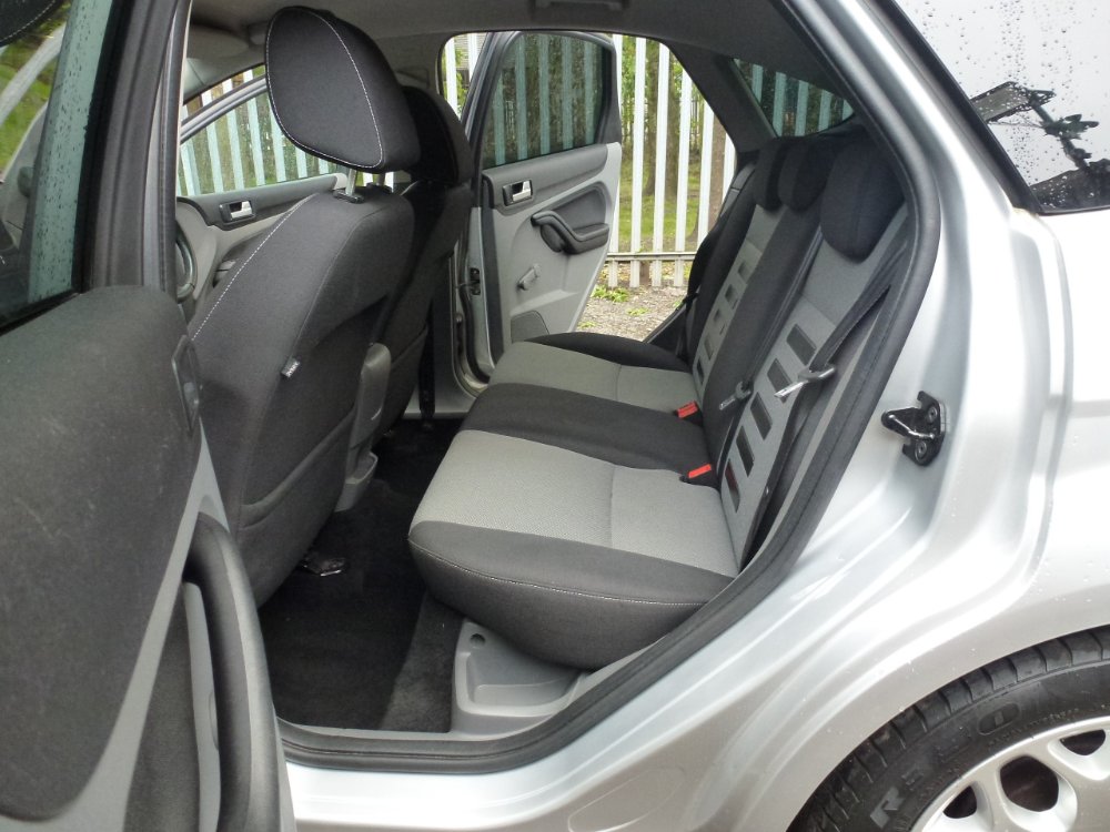 Ford Focus 1.6 Zetec Hatchback 5dr Petrol Manual (159 g/km, 99 bhp) - Image 12