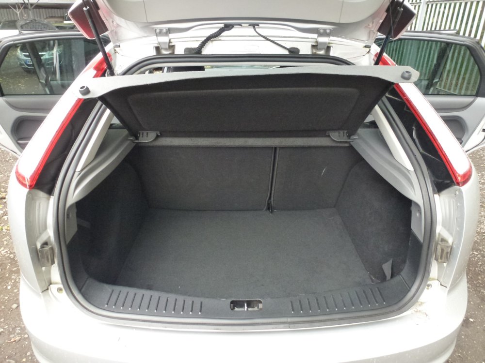 Ford Focus 1.6 Zetec Hatchback 5dr Petrol Manual (159 g/km, 99 bhp) - Image 13