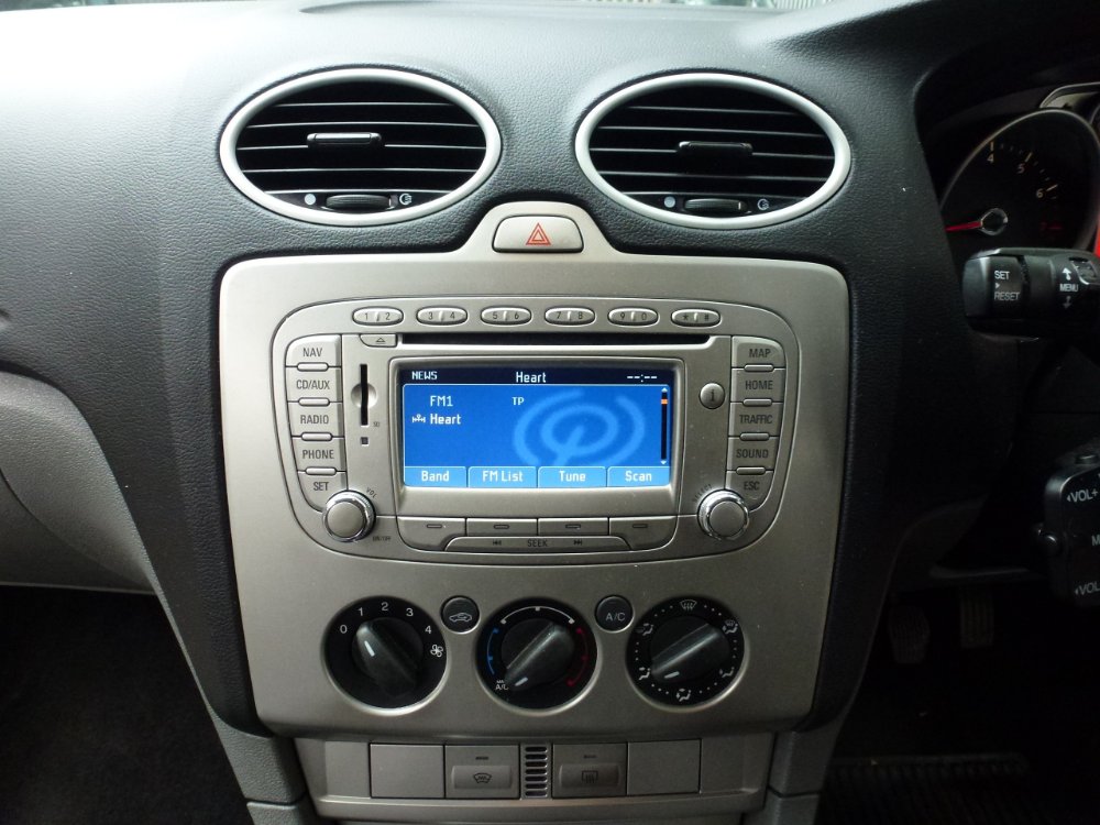 Ford Focus 1.6 Zetec Hatchback 5dr Petrol Manual (159 g/km, 99 bhp) - Image 15