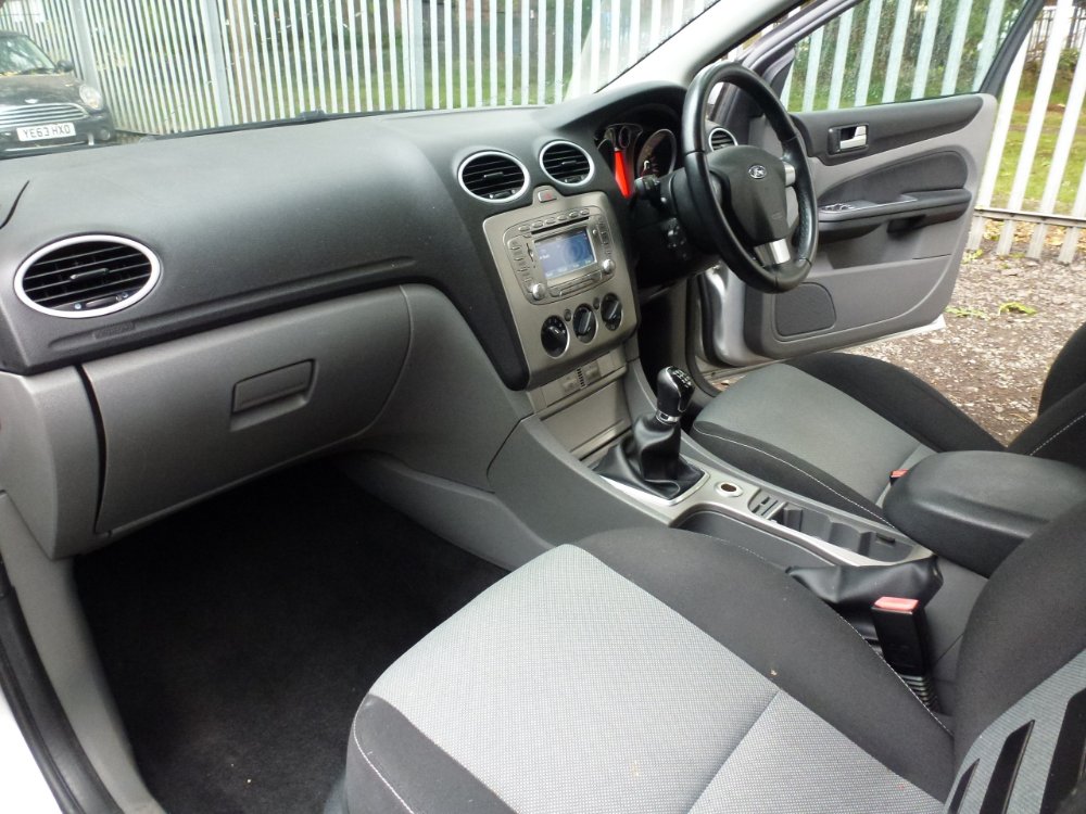 Ford Focus 1.6 Zetec Hatchback 5dr Petrol Manual (159 g/km, 99 bhp) - Image 16