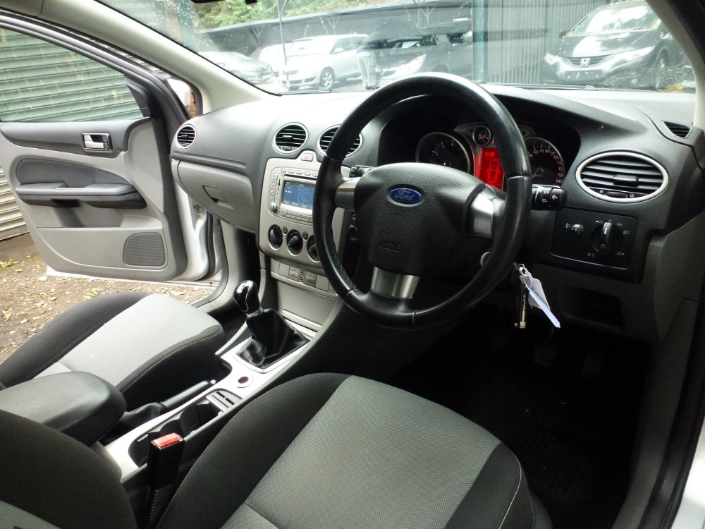 Ford Focus 1.6 Zetec Hatchback 5dr Petrol Manual (159 g/km, 99 bhp) - Image 17